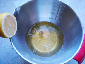 蛋白里挤入柠檬汁。