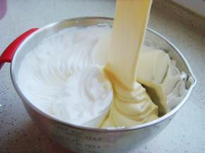 翻拌均匀后倒入剩下的蛋白中。蛋糊非常丝滑。