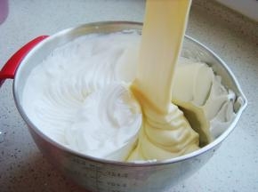 翻拌均匀后倒入剩下的蛋白中。蛋糊非常丝滑。