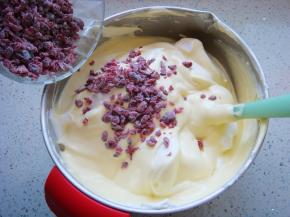 翻拌几下撒入蔓越莓碎粒。