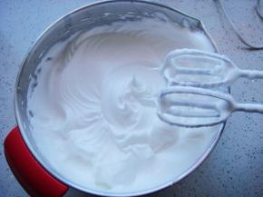 打发几圈后再次加入，最后一次加入剩余的白砂糖，继续高速打发。提起打蛋器观察蛋白状态：呈现完全直立的尖尖的角就好了。（干性发泡）