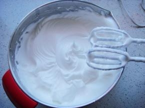 打发几圈后再次加入，最后一次加入剩余的白砂糖，继续高速打发。提起打蛋器观察蛋白状态：呈现完全直立的尖尖的角就好了。（干性发泡）