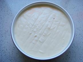 把翻拌好的糊糊倒入模具中，在台面上镇几下，镇出大气泡，用竹签左右“Z”字形划掉小泡泡。