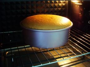 时间到，香喷喷的蛋糕出炉啦，表面很光滑哦。