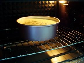 烤箱提前预热：放入中下层，上130度，下120度，烤60分钟。