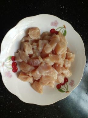 鸡胸洗净切丁！