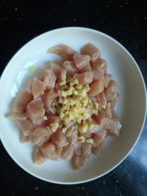 姜，蒜切沫放入鸡丁里！