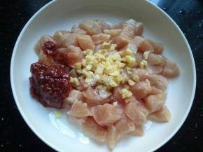 鸡丁里加少量料酒和豆瓣酱，抓一小撮白糖！