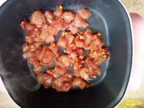 炒锅放油，放入鸡丁煸炒出香味！