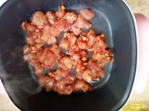 炒锅放油，放入鸡丁煸炒出香味！