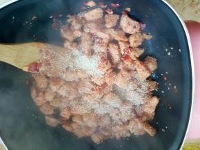 放入一大把芝麻继续翻炒，炒至鸡胸肉变黄，熟了就可以了！