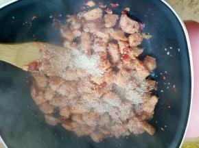 放入一大把芝麻继续翻炒，炒至鸡胸肉变黄，熟了就可以了！