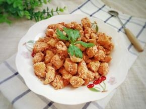 加了豆瓣酱的鸡胸不需要放其他调料味道也不错！这真的是一道超快手超简单的下酒菜！