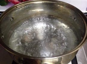 水烧开，加入适量糖跟柠檬汁