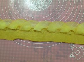 压平擀开，摆上7-8片苹果片（尽量摆在面皮中间，苹果片要层层叠叠）