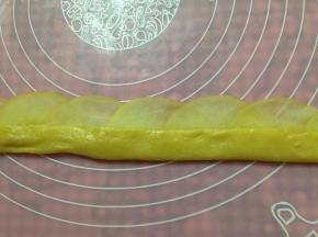 把下边向上折，包住苹果片