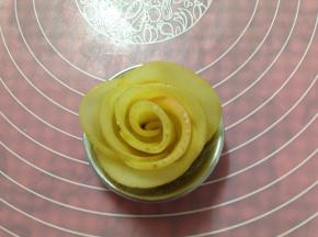 放入模具里