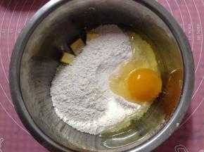 加鸡蛋和低粉混合在一起