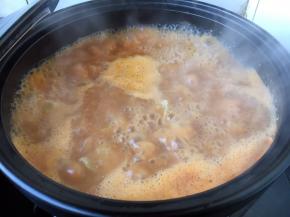 大火煮开酱汤，撇去浮末，小火炖20分钟左右。