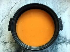 放入1000ml的水，将大酱和辣酱泻开。