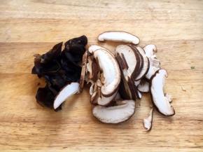 香菇切片，泡发好的木耳撕成小朵。