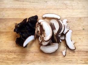 香菇切片，泡发好的木耳撕成小朵。