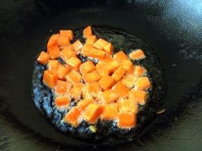 胡萝卜用油煸炒一下。也可用水焯一下，焯水时，开水里要放两滴油。