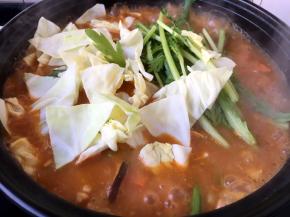 放入圆白菜和茼蒿煮开后关火。