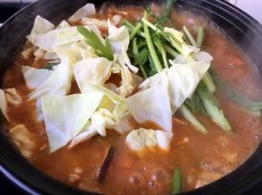 放入圆白菜和茼蒿煮开后关火。