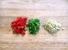 将辅助食材青红椒、蒜切成末。