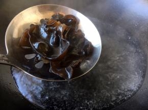 木耳焯水，焯水后过凉水，沥干水分备用。