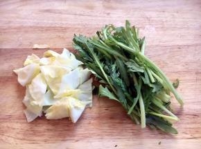 圆白菜切片，茼蒿切段备用。