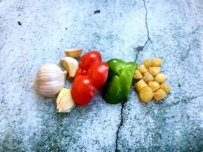 大酱豆腐汤的辅助食材：蒜、青红椒、干贝。