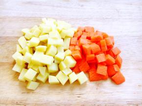 土豆、胡萝卜切丁。