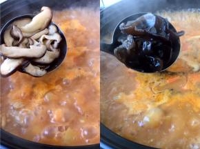 再放入香菇片和木耳，大火煮开。