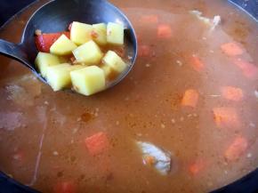 20分钟后放入胡萝卜丁和土豆丁，煮至五成熟。