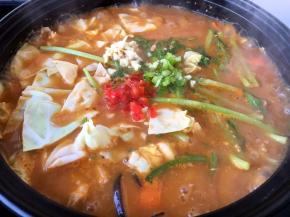 撒入青红椒碎和蒜末。