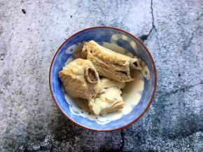 小肋排骨提前焯好水备用（也可以提前煮熟）。