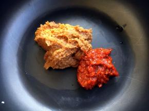 取一款砂锅，放入150g的韩式大酱，50g的韩式辣酱。