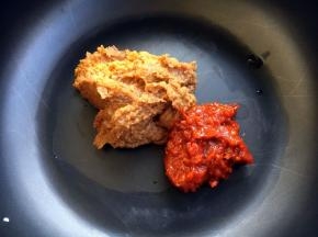 取一款砂锅，放入150g的韩式大酱，50g的韩式辣酱。