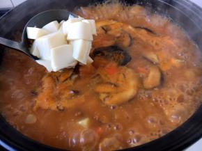 放入豆腐，大火煮开。