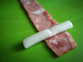 培根片铺好 放入两个年糕条