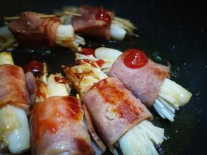 在锅中煎至培根熟 年糕条软即可