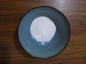 2、称量好的布丁粉倒入碗中