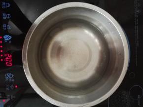 3、将清水烧开。