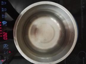 3、将清水烧开。