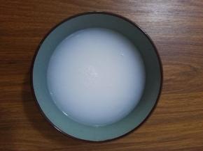 4、慢慢地倒入碗中，并进行搅拌。