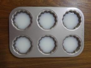 5、搅拌好的布丁液，倒入模具中。