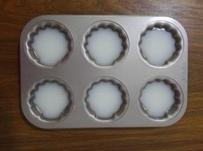 5、搅拌好的布丁液，倒入模具中。