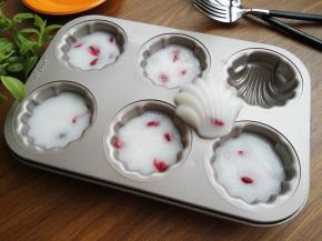 7、已经凝固的布丁，轻轻取出即可。